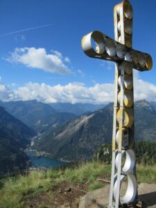 croce di vetta e lago