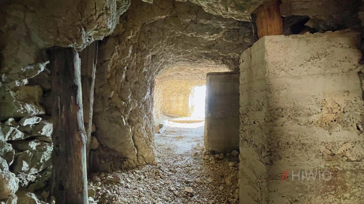 Gallerie trincee e postazioni attraversano il Sass de Stria jpg