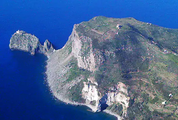 Monte Guardia dallalto con il faraglione della Guardia e il faro